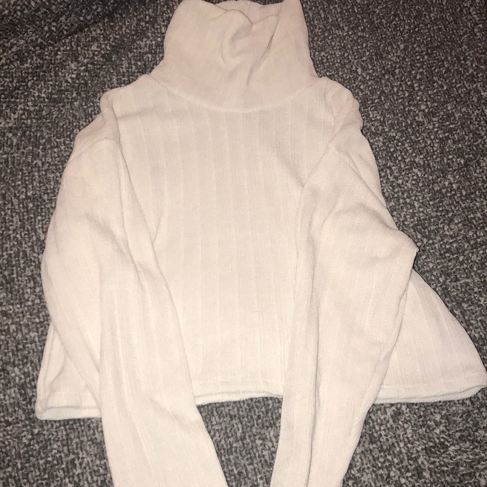 White crop top sweater